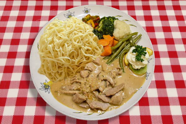 fleisch_kalbsgeschnetzeltes_nudeln.jpg
